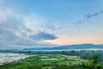 A stunning sunrise view of Weaver Valley's lush landscape in Minnesota, USA.